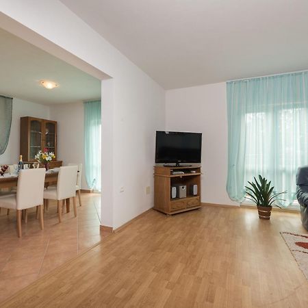 Holiday Home Viola ลาบิน ภายนอก รูปภาพ